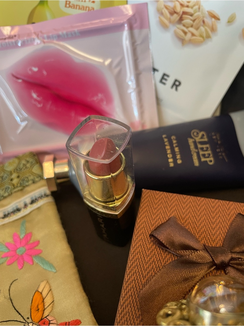 Beauty bundle / Cosmetic Case/ Face Masks / Lip masks / Tahari Lipsticks / Boxes - Picture 4 of 14